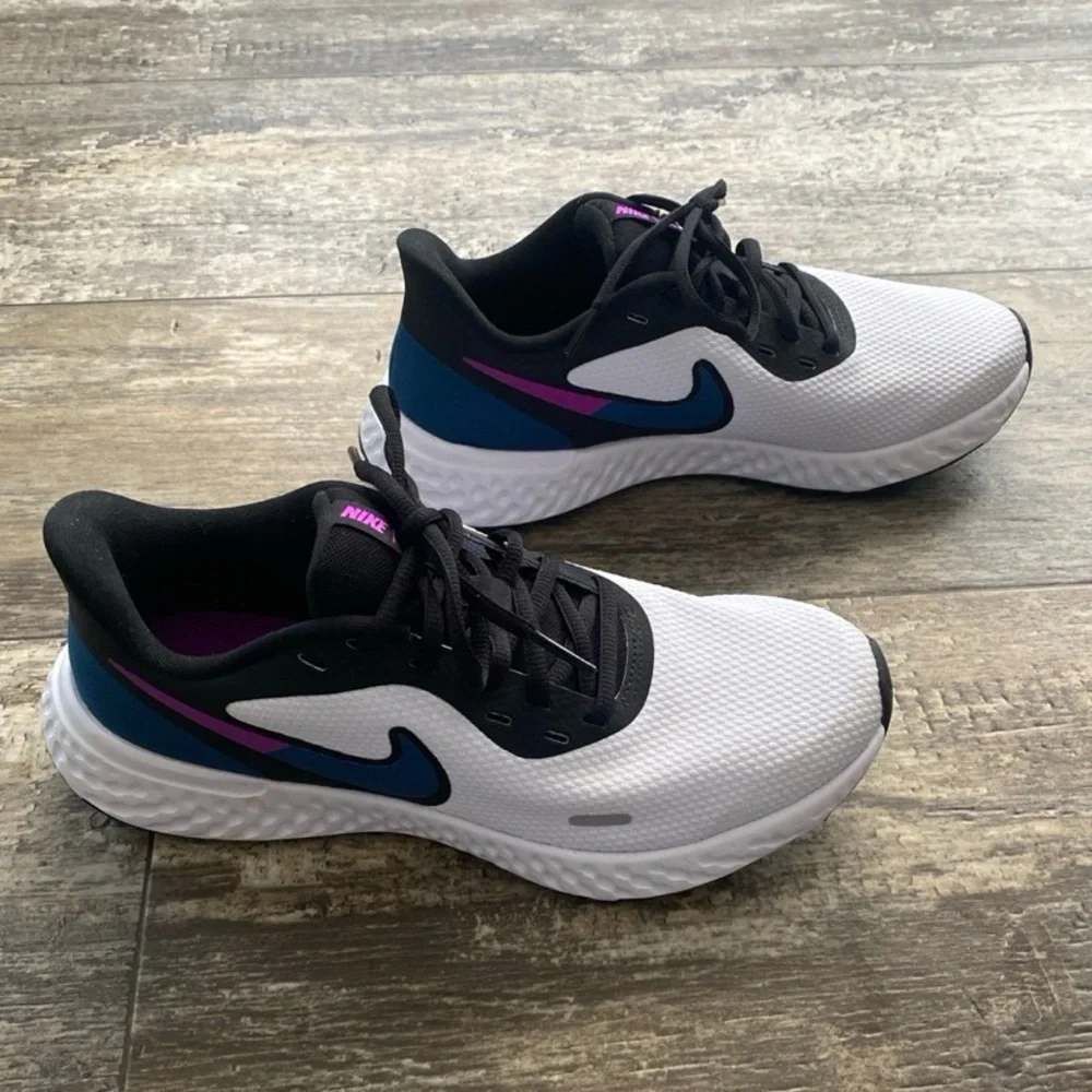 Nike Women's Black and White Running Shoes Size 8.5 - Picture 1 of 7